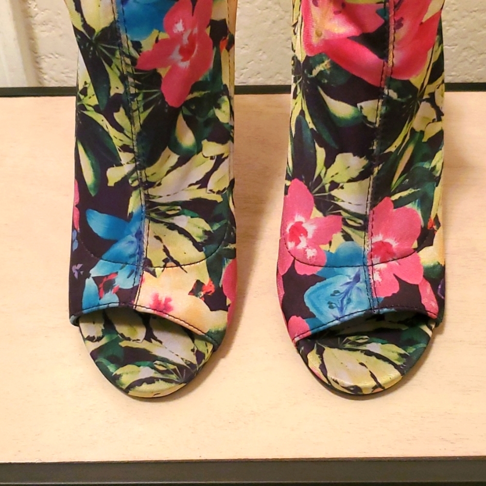 Steve Madden ankle booties, Floral print, Size 7